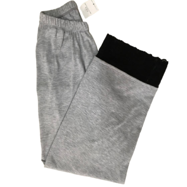 Pantalon gris con puntilla
